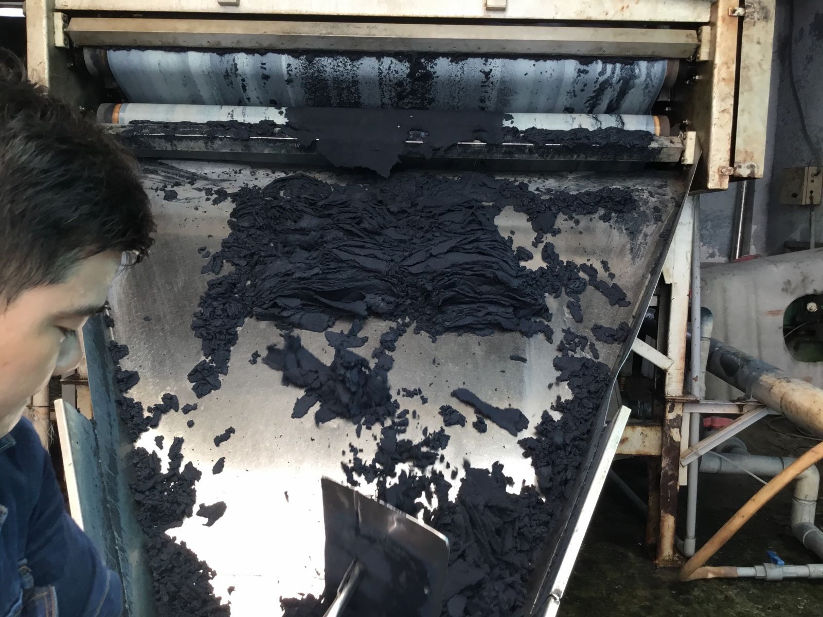 Bùn máy ép bùn băng tải sau khi xử lý